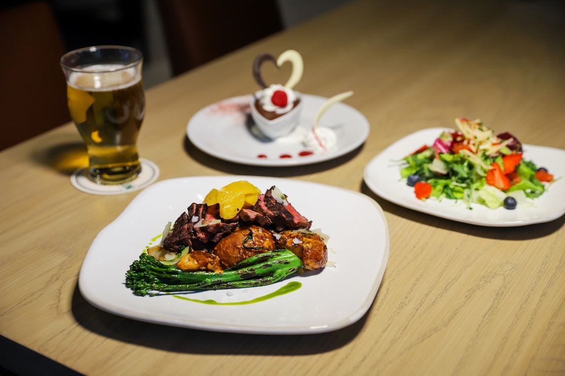 JudyReppart's tweet photo. Dine on cloud nine with romantic views and charming cuisine at @stratvegas on Friday, February 14!
https://t.co/s2nMHqAQDf
#ValentinesDay #STRATeats https://t.co/qlUgAca7mx