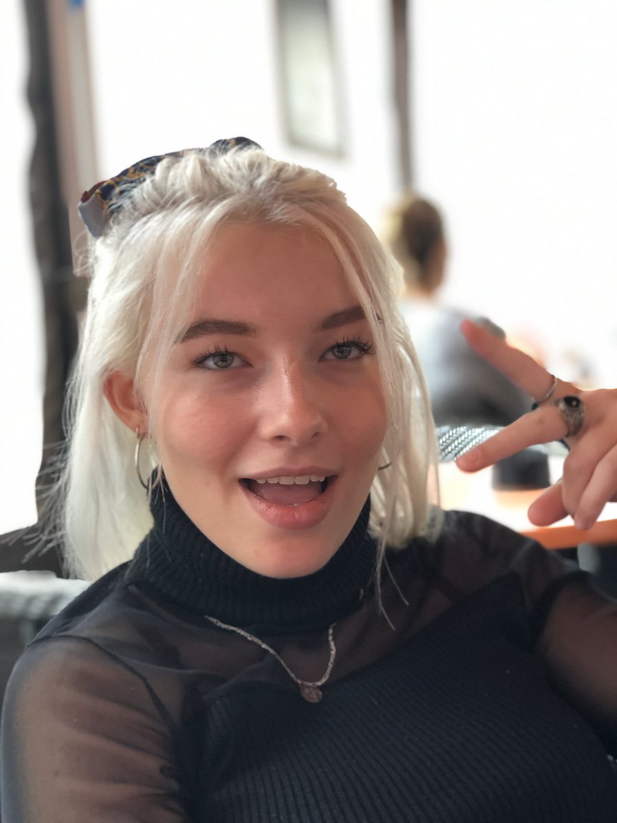 elisa_tardiveau's tweet photo. #PosteYourBestFriend ca bouge pas, je vous conseille d’avoir un caillou comme elle dans votre vie pcq y’a rien de mieux https://t.co/pZEPfnoa8R