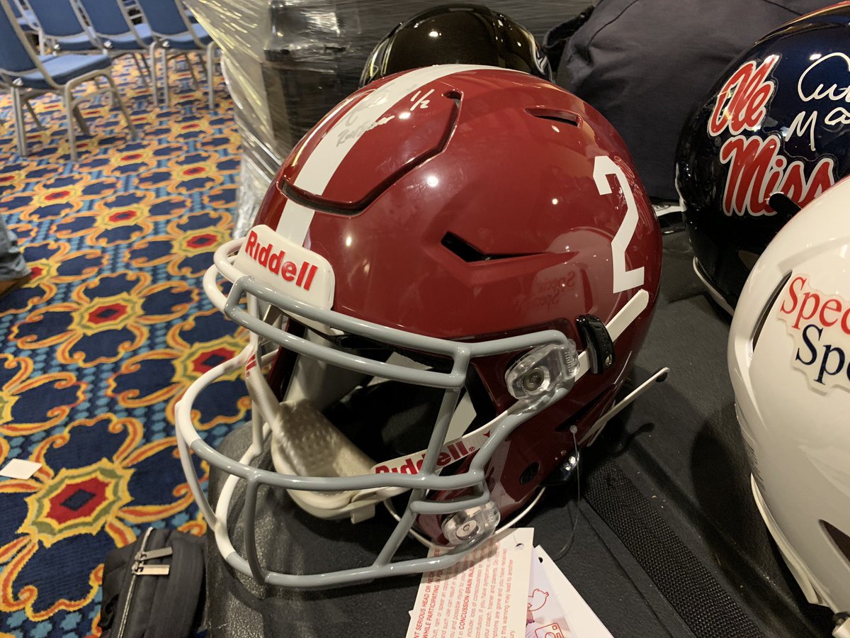 _AlexByington's tweet photo. A look at @JalenHurts’ @seniorbowl helmet tha will be 1/2 #Alabama &amp; 1/2 #Oklahoma. This is the one he’s signed that will he auctioned off for charity with proceeds going to @SpecialFans. https://t.co/slKBvPXprQ