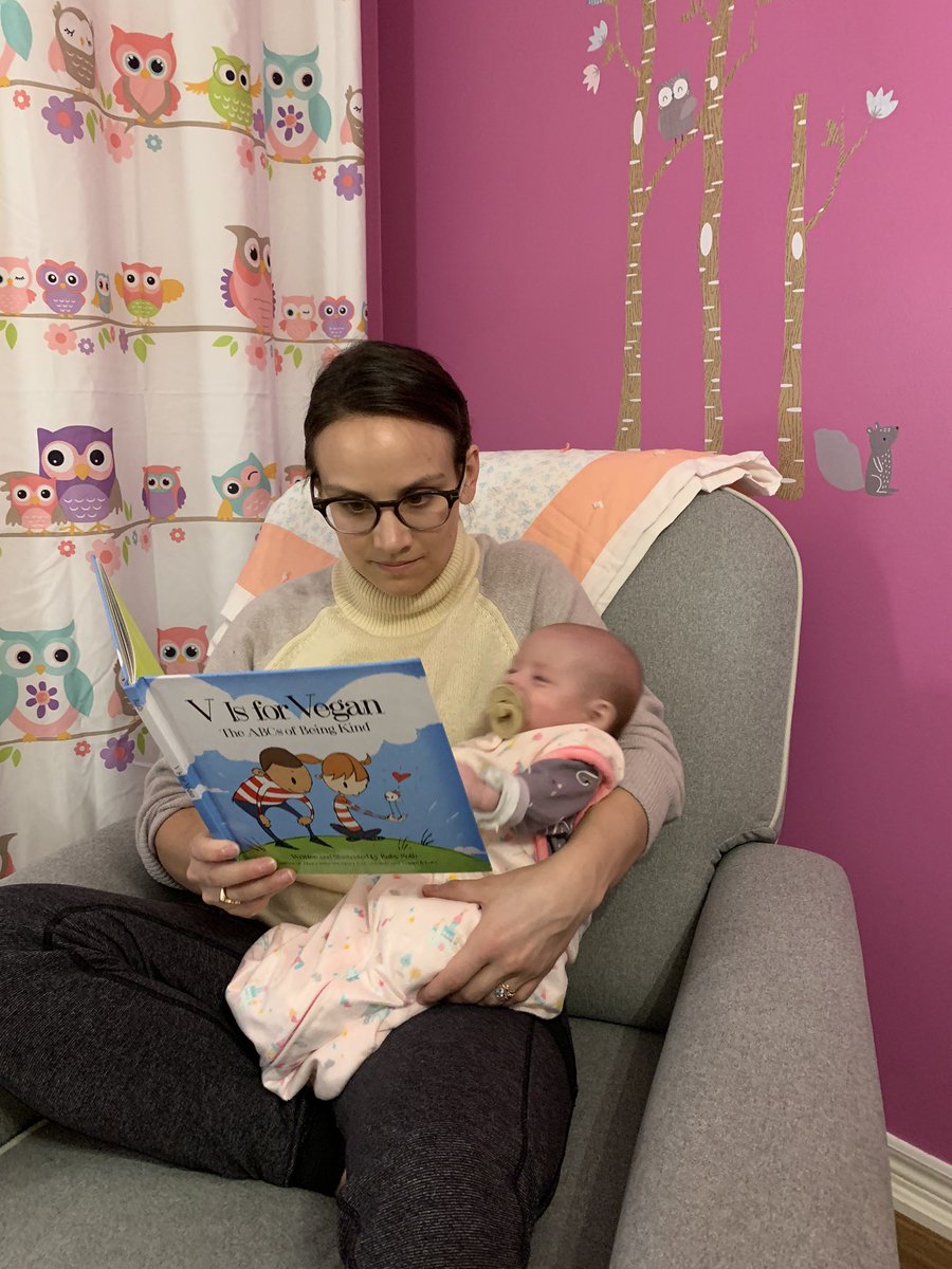 Bedtime stories! Educating Zoey on being kind and compassionate 🌱 #bethechange #visforvegan #plantbasedbaby
