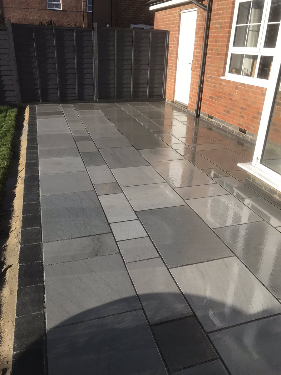 BuckinghamsLand's tweet image. Project completed last week using @marshallsgroup towngate paving and weatherpoint 365 pointing compound all in grey for that continuous look. Edged with dark dry pavers to finish off #hardlandscaping #hardlandscapingdesign #paving #patio #patiodesign