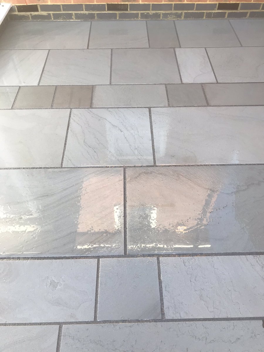 BuckinghamsLand's tweet image. Project completed last week using @marshallsgroup towngate paving and weatherpoint 365 pointing compound all in grey for that continuous look. Edged with dark dry pavers to finish off #hardlandscaping #hardlandscapingdesign #paving #patio #patiodesign