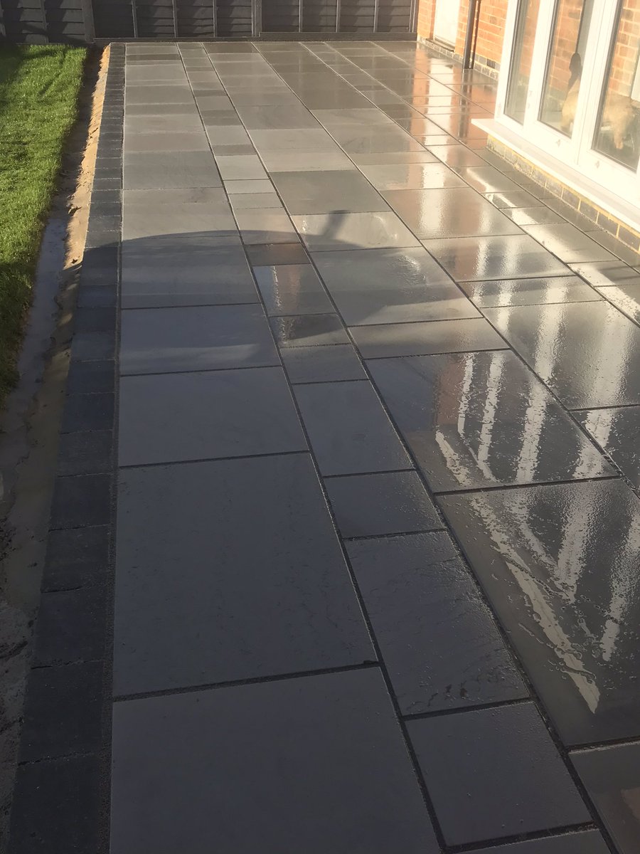 BuckinghamsLand's tweet image. Project completed last week using @marshallsgroup towngate paving and weatherpoint 365 pointing compound all in grey for that continuous look. Edged with dark dry pavers to finish off #hardlandscaping #hardlandscapingdesign #paving #patio #patiodesign