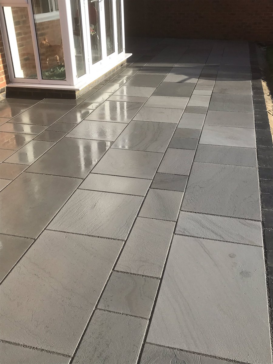 BuckinghamsLand's tweet image. Project completed last week using @marshallsgroup towngate paving and weatherpoint 365 pointing compound all in grey for that continuous look. Edged with dark dry pavers to finish off #hardlandscaping #hardlandscapingdesign #paving #patio #patiodesign