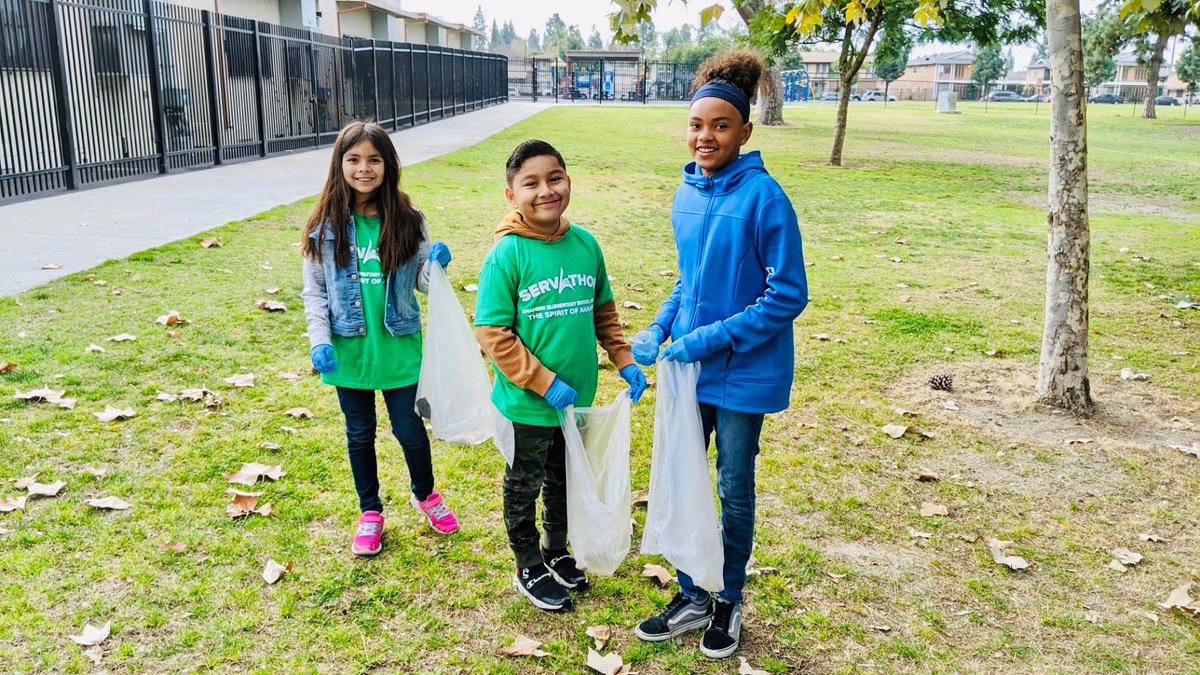 PonderosaPride's tweet photo. Pride: On MLK Day we honor Dr.King with service to our community! Our scholars completed park clean up at our own Ponderosa Park through the #Servathon Thank you to our teacher leaders that teach our scholars the gift of service! #AmazingAESD #BeAwesome https://t.co/n20fqdqLRn