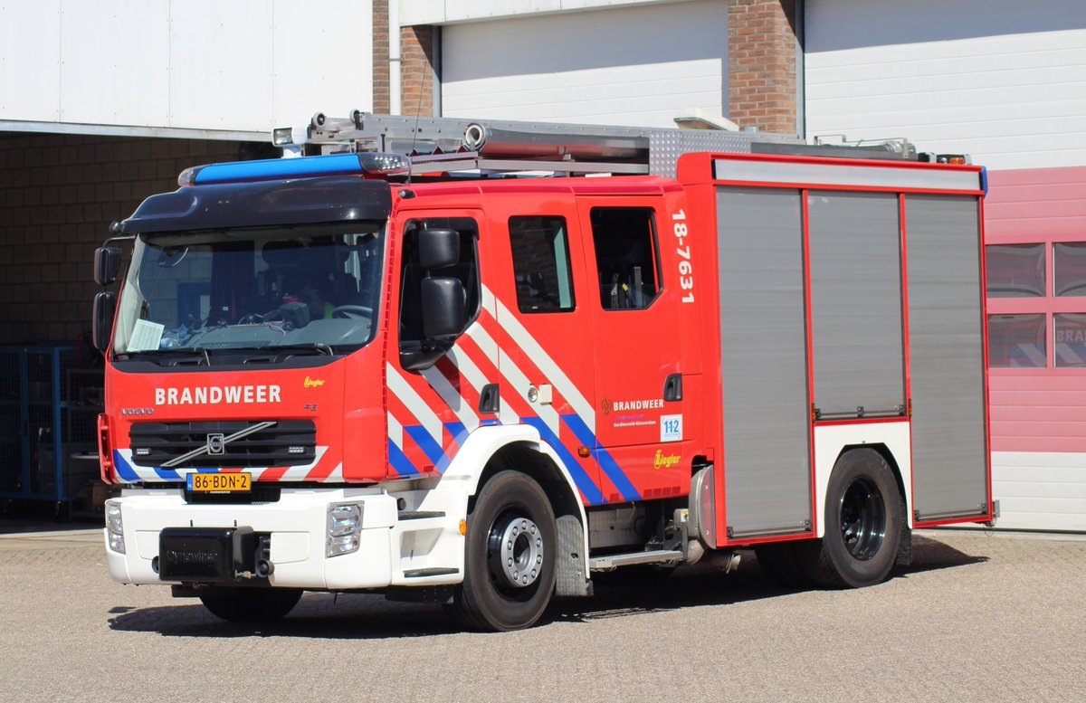 brandweerdatab1's tweet photo. Deze door @ziegler_nieuws opgebouwde Volvo Tankautospuit voor brandweer Neder - Hardinxveld Giessendam staat sinds 2013 in dienst!  #brandweer #Hardinxveld #Giessendam @VRZHZ @BrandweerZHZ https://t.co/5BWs1qomdR