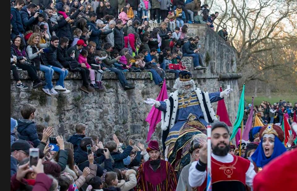 GruppoMdB's tweet photo. Mille emozioni alla Cabalgata Reyes Magos di Pamplona. Grazie mille a Ainhoa Gòrriz Ciàurriz per le splendide foto/4 #sbandieratori #musici #flagshow #flagthrowers #abanderados #lanceurdedrapeaux #italia #italy #maestadellabattaglia #eventi #pamplona #iruna #iruña #espana #spagna https://t.co/ElBm8cqROx