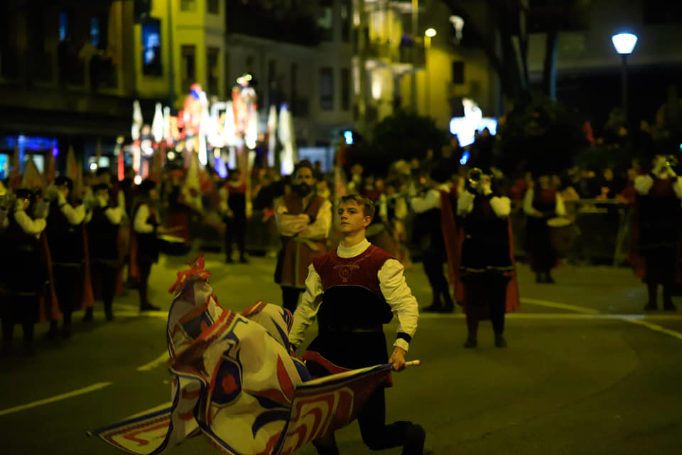 GruppoMdB's tweet photo. Mille emozioni alla Cabalgata Reyes Magos di Pamplona. Grazie mille a Ainhoa Gòrriz Ciàurriz per le splendide foto/4 #sbandieratori #musici #flagshow #flagthrowers #abanderados #lanceurdedrapeaux #italia #italy #maestadellabattaglia #eventi #pamplona #iruna #iruña #espana #spagna https://t.co/ElBm8cqROx