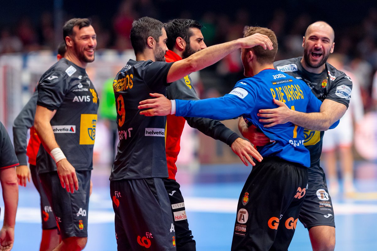 JoanCanellas's tweet photo. 👋🏼 Hi, Stockholm! 🇸🇪

El secreto de esta Selección! 🍍 Por quinto @EHFEURO consecutivo volveremos a pelear por las medallas. Vamos a por más!

#Hispanos #TodosSomosUno https://t.co/wjq80acQQ1