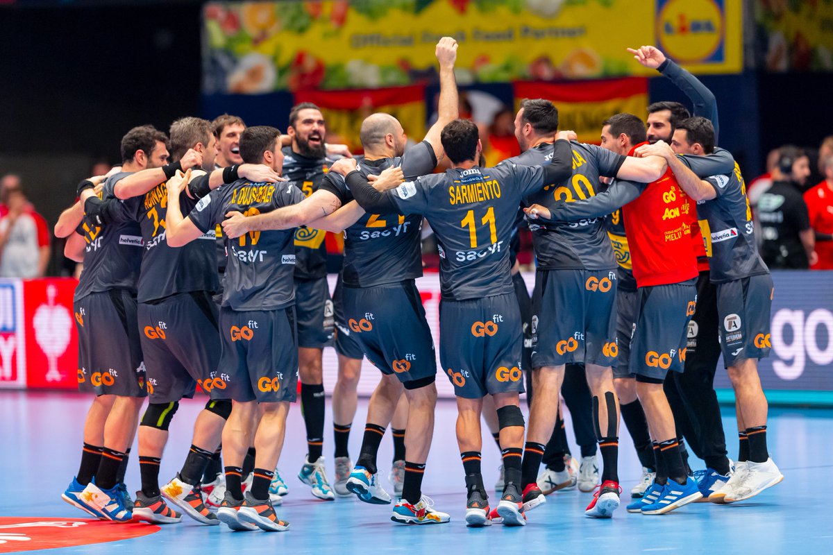 JoanCanellas's tweet photo. 👋🏼 Hi, Stockholm! 🇸🇪

El secreto de esta Selección! 🍍 Por quinto @EHFEURO consecutivo volveremos a pelear por las medallas. Vamos a por más!

#Hispanos #TodosSomosUno https://t.co/wjq80acQQ1