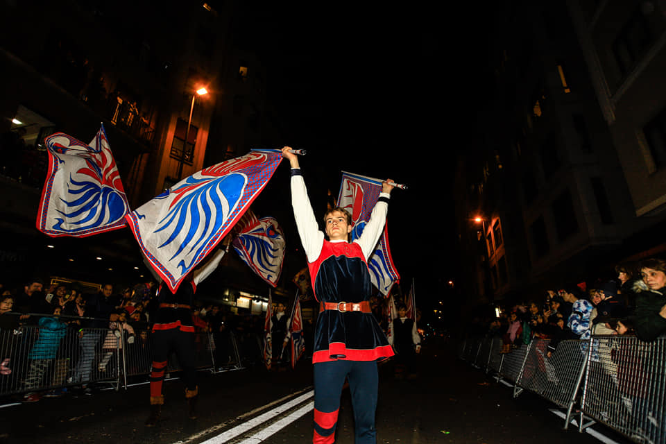 GruppoMdB's tweet photo. Mille emozioni alla Cabalgata Reyes Magos di Pamplona. Grazie mille a Ainhoa Gòrriz Ciàurriz per le splendide foto/1 #sbandieratori #musici #flagshow #flagthrowers #abanderados #lanceurdedrapeaux #italia #italy #maestadellabattaglia #eventi #pamplona #iruna #iruña #espana #spagna https://t.co/TWwdBUJiuZ