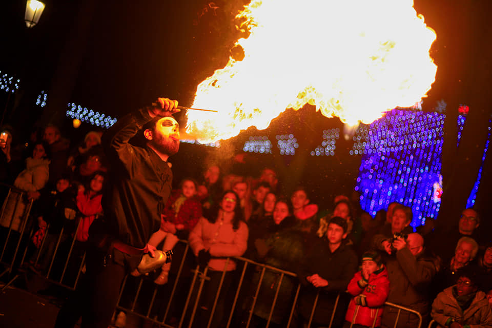 GruppoMdB's tweet photo. Mille emozioni alla Cabalgata Reyes Magos di Pamplona. Grazie mille a Ainhoa Gòrriz Ciàurriz per le splendide foto/7 #sbandieratori #musici #flagshow #flagthrowers #abanderados #lanceurdedrapeaux #italia #italy #maestadellabattaglia #eventi #pamplona #iruna #iruña #espana #spagna https://t.co/DgorPUxXtv
