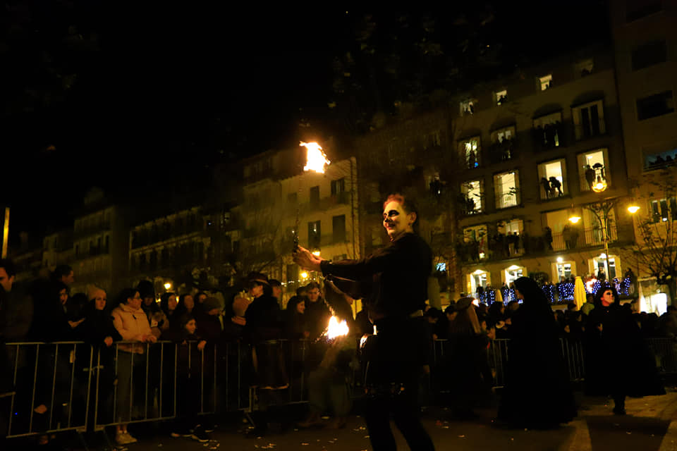 GruppoMdB's tweet photo. Mille emozioni alla Cabalgata Reyes Magos di Pamplona. Grazie mille a Ainhoa Gòrriz Ciàurriz per le splendide foto/7 #sbandieratori #musici #flagshow #flagthrowers #abanderados #lanceurdedrapeaux #italia #italy #maestadellabattaglia #eventi #pamplona #iruna #iruña #espana #spagna https://t.co/DgorPUxXtv
