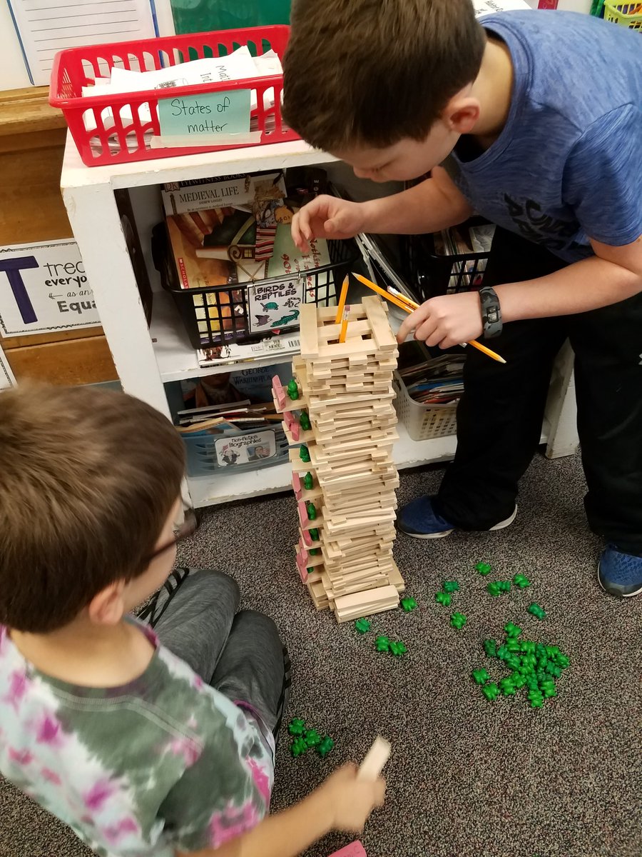 AngieHembree1's tweet photo. Tall Tower challenge. Ss did awesome collaborating and designing their towers. Awesome job Ss. #weared34 #lyonschool https://t.co/LJZLVgod8D