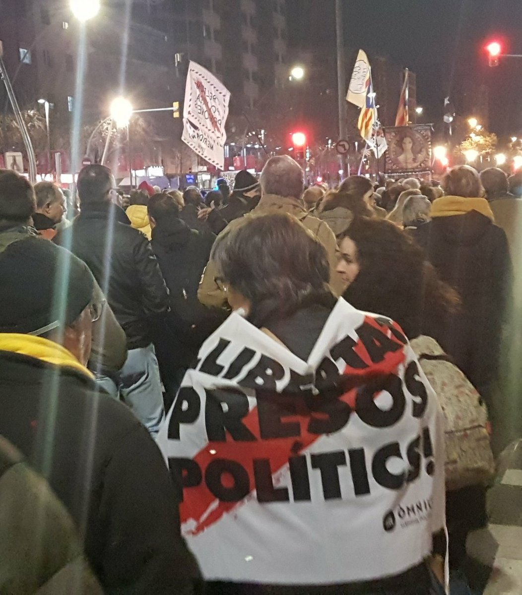 mats_jordi's tweet photo. Els de #MeridianaResisteix són friquis o formen part d'una secta? Passen fred i se la juguen per uns paios que els van trair, que no volen sortir de la presó, que estan pactant amb els nyols del 155 i als qui no els tremola la mà a l'hora d'enviar-los la Brimo. #sectaprocessista https://t.co/g9G8PNSYfr