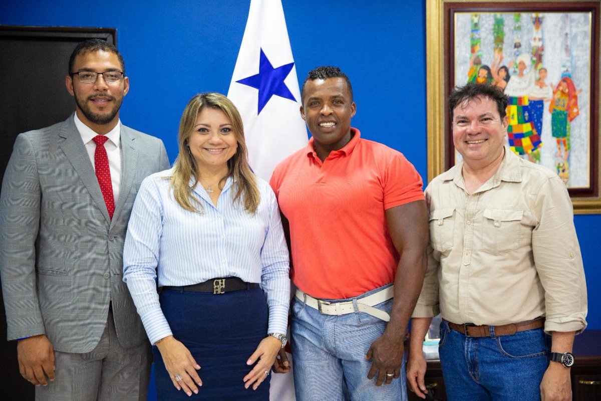 dorizapataA's tweet photo. Eric es un chef colonense egresado del @InadehOficial que actualmente vive y trabaja en Nueva York. Hoy nos reunimos para buscar opciones de emprendimiento culinario para mayores de 40 años. ¡Estamos comprometidos con promover oportunidades para todos! #UnidosLoHacemos https://t.co/PfjqCsfc69