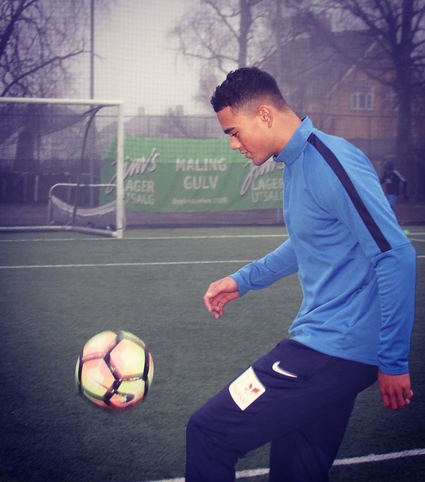 SjelaLive's tweet photo. 👉🏻💥NYSIGNERING ⭐️⚽️ 
Flere gode nyheter! 

Enda en ung spiller fra VIF har valgt å signere for Kjelsås og fortsette karrieren på #detteerOslostak! 

Denne gangen er det spissen Emanuel "Manny" Grønner vi ønsker velkommen! 🤩

Les mer på vår FB-side. https://t.co/a8GKKLff1u