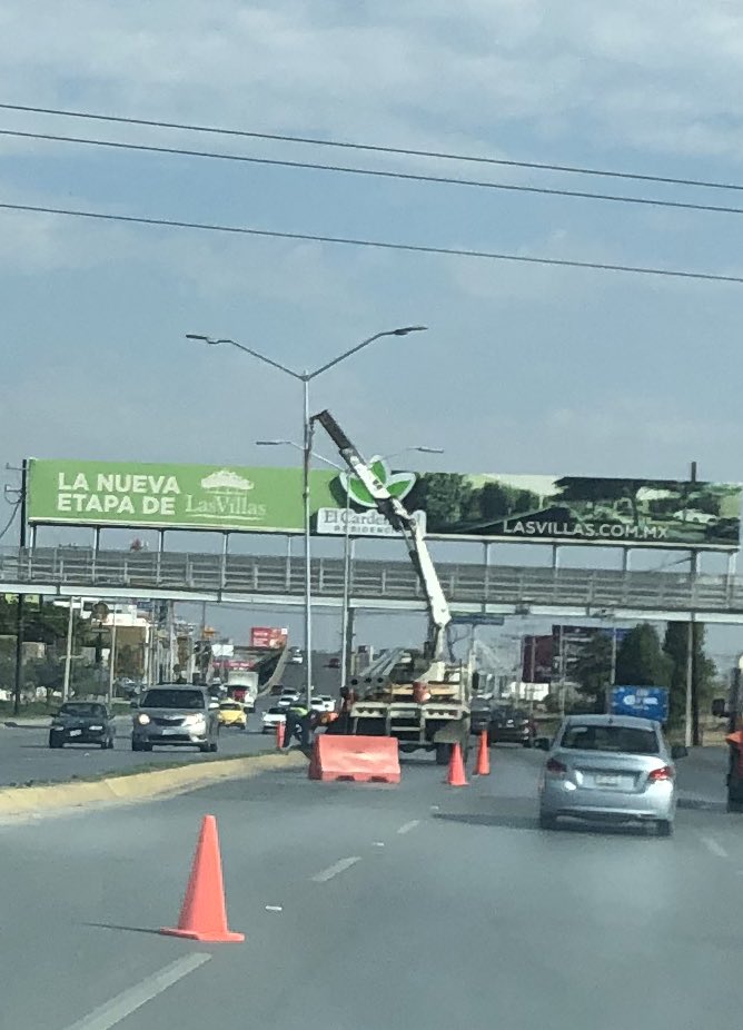 CaNoyCo's tweet photo. Bien por reemplazar las luminarias de carretera TRN-SP, sin embargo urge instalar MURO CONTENCIÓN para evitar accidentes mayores y sigan tirando postes. Mayor vigilancia vial 👮‍♀️. @JZERMENOI @transitotorreon @TorreonDirOP @serlaga @rflorda @alangtm #torreon https://t.co/vm6KwqU7rv