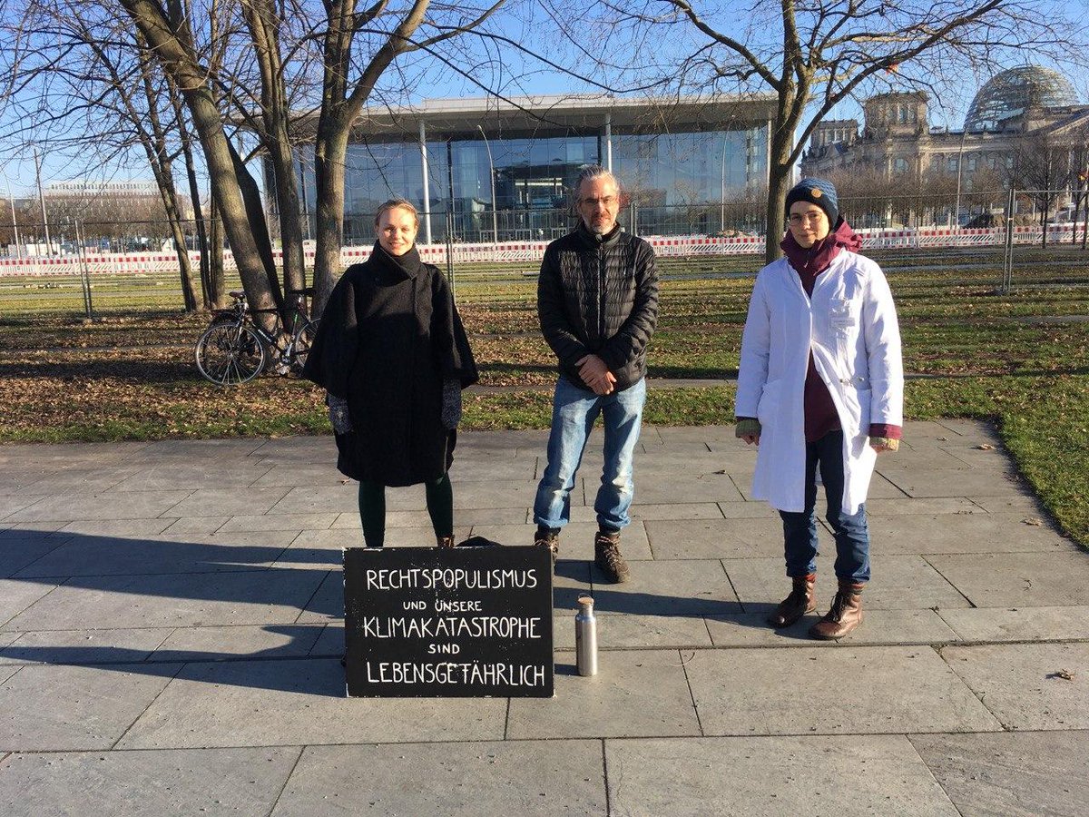 Den täglichen Protest vor dem BundeskanzlerInnenamt wird es noch bis zum 23.01. jeweils von 12-13 Uhr geben. 
Am 24.01. streikt FFF wieder in Berlin (12 Uhr Invalidenpark).
Herzliche Grüße!