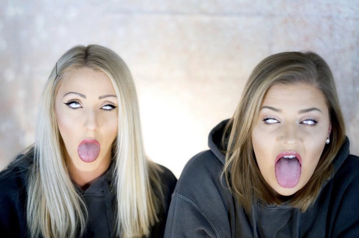 GraceAndCait's tweet photo. THE ORIGINAL 🙌🏼 

This is the original picture for our brand new #MERCH 

Our hoodies! 

#graceandcaitgetcaked #GraceAndCaitGetCaked #beautybloggers #youtubers #undiscoveredMUAS #undiscoveredyoutubers  

DM us to get your hoodie! 

💋💋 https://t.co/UZ0YKH3VcJ