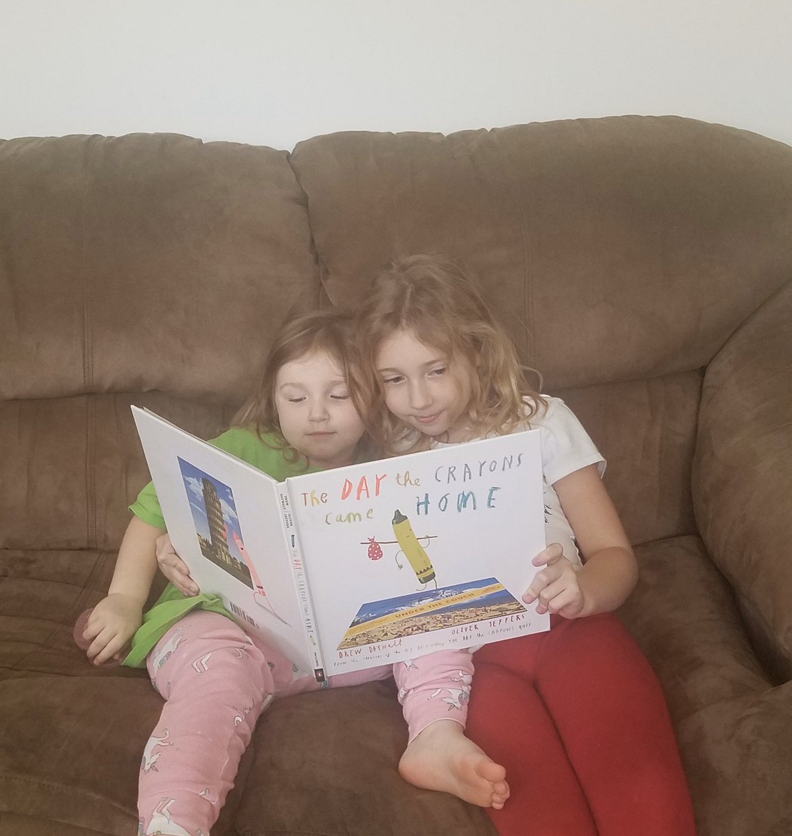 LitTeachTES's tweet photo. I love seeing our students spend their holiday weekend sharing their love of reading! #AACPSReadWithMe @TraceysAACPS @AacpSeril https://t.co/I6ZVFbLlyj