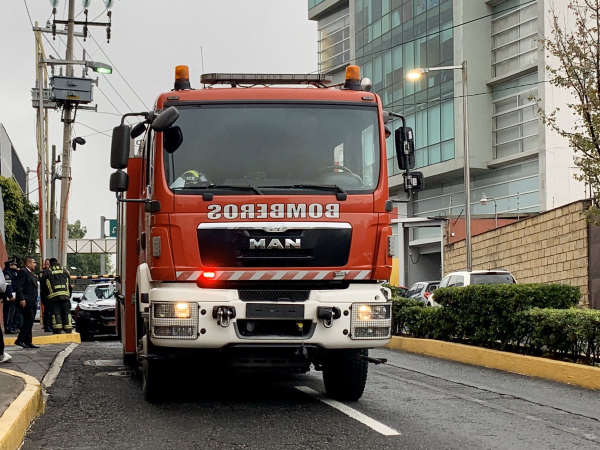 chheinze's tweet photo. Felicidades a los @Bomberos_CDMX  asi cómo a los oficiales de la @AlcCuajimalpa  #héroes por todo su apoyo después de que comenzó un incendio en un edificio de Santa Fe. Ninguna pérdida que lamentar. No cabe duda que siempre hay que prevenir.  @AdrianRubalcava https://t.co/MlVNTBVvSV