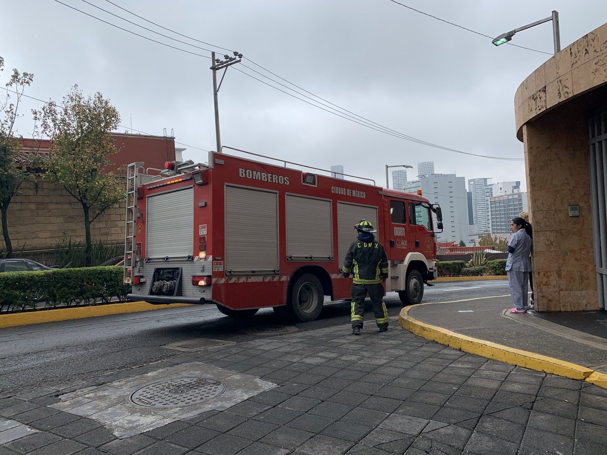 chheinze's tweet photo. Felicidades a los @Bomberos_CDMX  asi cómo a los oficiales de la @AlcCuajimalpa  #héroes por todo su apoyo después de que comenzó un incendio en un edificio de Santa Fe. Ninguna pérdida que lamentar. No cabe duda que siempre hay que prevenir.  @AdrianRubalcava https://t.co/MlVNTBVvSV
