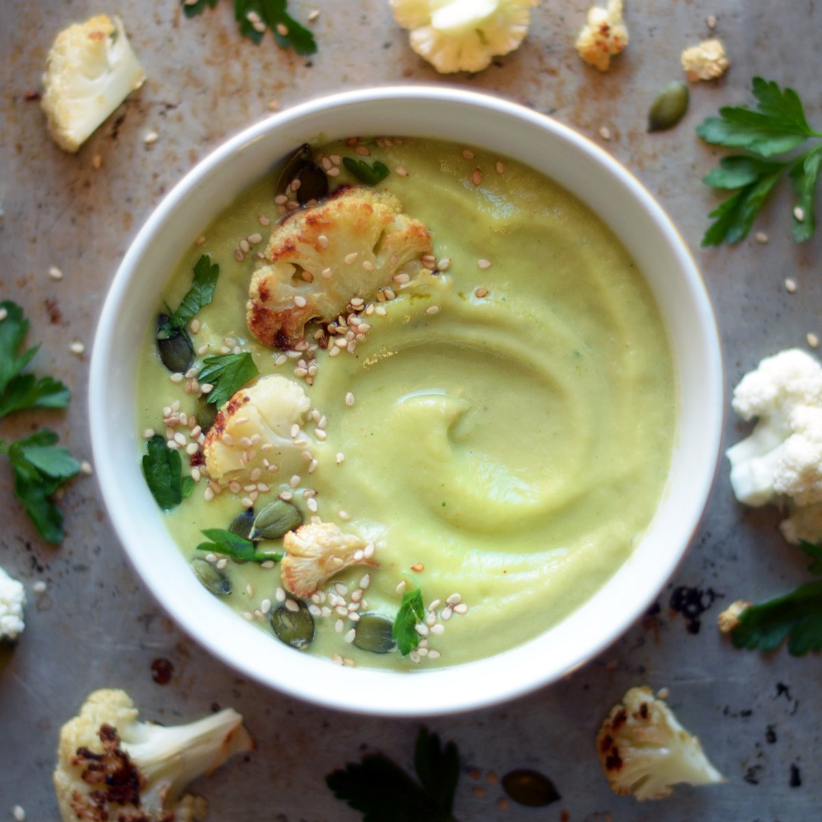 This CREAMY ROASTED #CAULIFLOWER AND #AVOCADO #SOUP is the perfect cozy #plantbased weeknight dinner #recipe. It’s super easy to make, so comforting, so creamy (without using any dairy), perfectly spicy and just so delicious! 😋👌RECIPE👉bit.ly/30CBiuF #vegan #tenerife