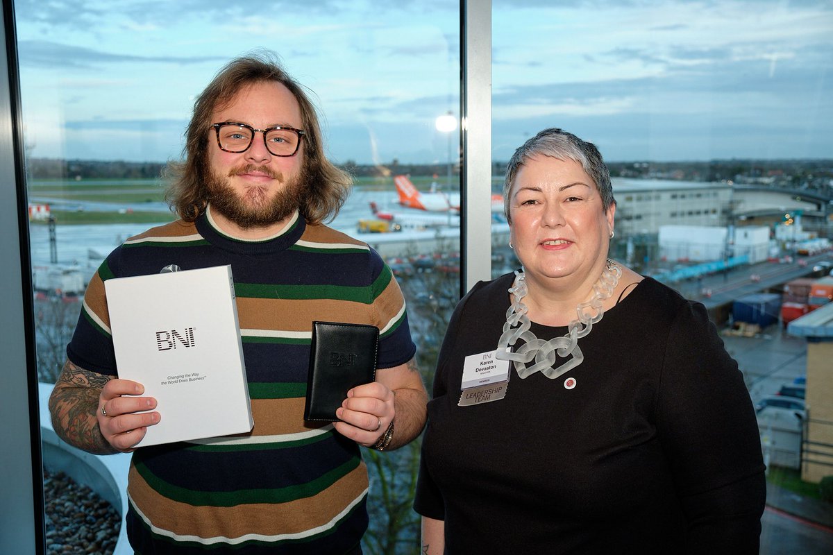 BNISouthend's tweet photo. Danny of Planet Leasing Leigh-on-Sea receives his membership pack after becoming the newest member of BNI Coastal, welcome Danny 👍 #BNI  #bnicoastal #BusinessNews #networking https://t.co/irCoQKK5cX