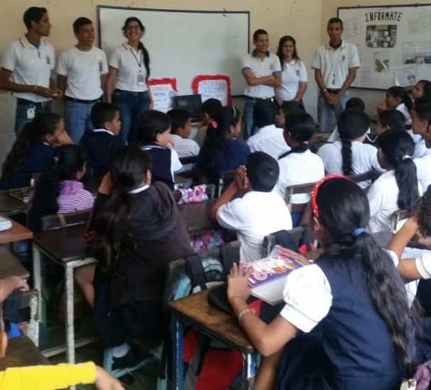 AnzoateguiUnefa's tweet photo. Se llevó a cabo cierre de Proyecto Servicio Comunutario de estudiantes Ing. Telecom de la #ExtPP con niños y niñas de todas las secciones de 6to grado, con el proyecto "Uso adecuado de las canaimas, con capacitación a algunos programas e inclusión de las maestras a la formación" https://t.co/qqE9RbD6PC