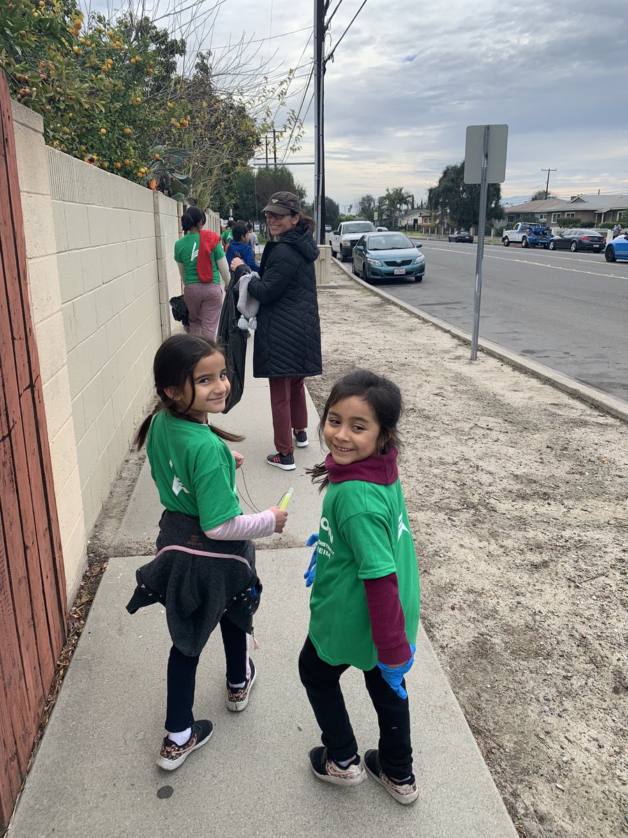 aesdlincoln's tweet photo. Our Pride and students from @AnaheimUHSD joined in the effort and picked up trash in our community. @City_of_Anaheim @AnaheimElem #servathon #lincolnpride #whateverittakes #aesd https://t.co/C0D6ikSw4D