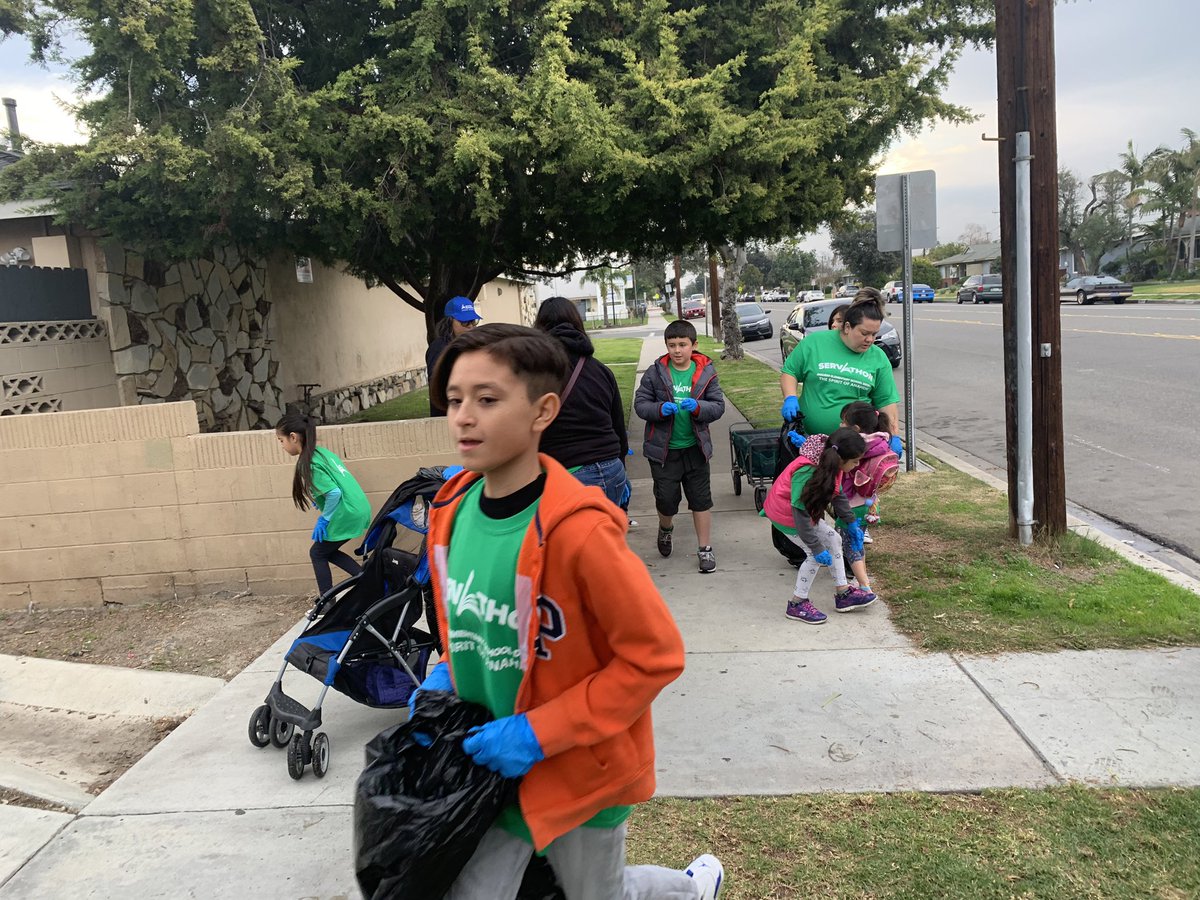 aesdlincoln's tweet photo. Our Pride and students from @AnaheimUHSD joined in the effort and picked up trash in our community. @City_of_Anaheim @AnaheimElem #servathon #lincolnpride #whateverittakes #aesd https://t.co/C0D6ikSw4D