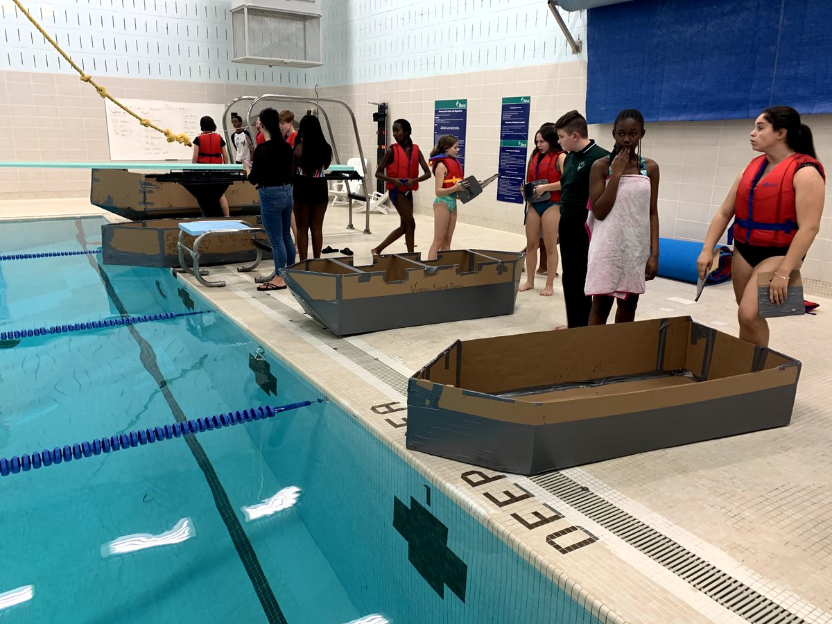 CcSamuelGenest's tweet photo. Des élèves de 8e année ont participé aujourd'hui à la compétition régionale de bateau en carton. #SAMFierté #LaserEtFier #SAMFiers https://t.co/yTFQ3EeCXy