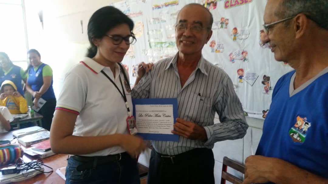 AnzoateguiUnefa's tweet photo. Se llevó a cabo cierre de Proyecto Servicio Comunutario de estudiantes Ing. Telecom de la #ExtPP con niños y niñas de todas las secciones de 6to grado, con el proyecto "Uso adecuado de las canaimas, con capacitación a algunos programas e inclusión de las maestras a la formación" https://t.co/qqE9RbD6PC