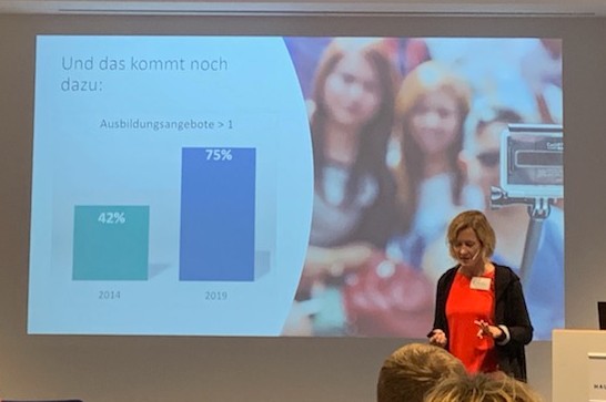 Stefanie Stindl (@steffiii85) on Twitter photo Zum Umgang mit der #generationz gab es heute spannende Impulse, u.a. von <a href="/FeliciaUllric10/">Felicia Ullrich</a> - und den ein oder anderen Aha-Moment. Wie viele Bewerber haben euch schon abgesagt zugunsten eines anderen Unternehmens? Bei uns war es leider heute mal wieder so weit... Zum Umgang mit der #generationz gab es heute spannende Impulse, u.a. von <a href="/FeliciaUllric10/">Felicia Ullrich</a> - und den ein oder anderen Aha-Moment. Wie viele Bewerber haben euch schon abgesagt zugunsten eines anderen Unternehmens? Bei uns war es leider heute mal wieder so weit...