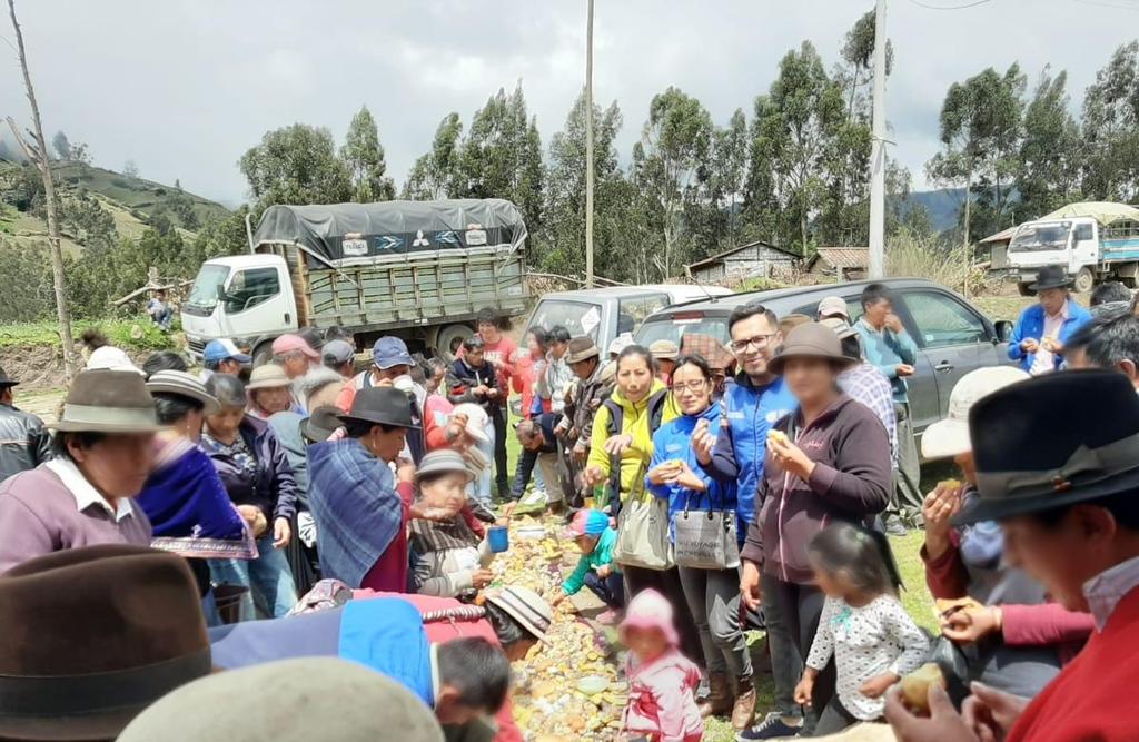 DPS_LosRios's tweet photo. Personal de salud del Distrito #Guaranda participa en primera asamblea de trabajo con pueblos indígenas realizado en parroquia Guanujo de #Bolívar, con el objetivo de socializar el modelo de atención en salud con enfoque familiar, comunitario e integral. #MSPdeTodosyParaTodos https://t.co/AheQmV4Hkj