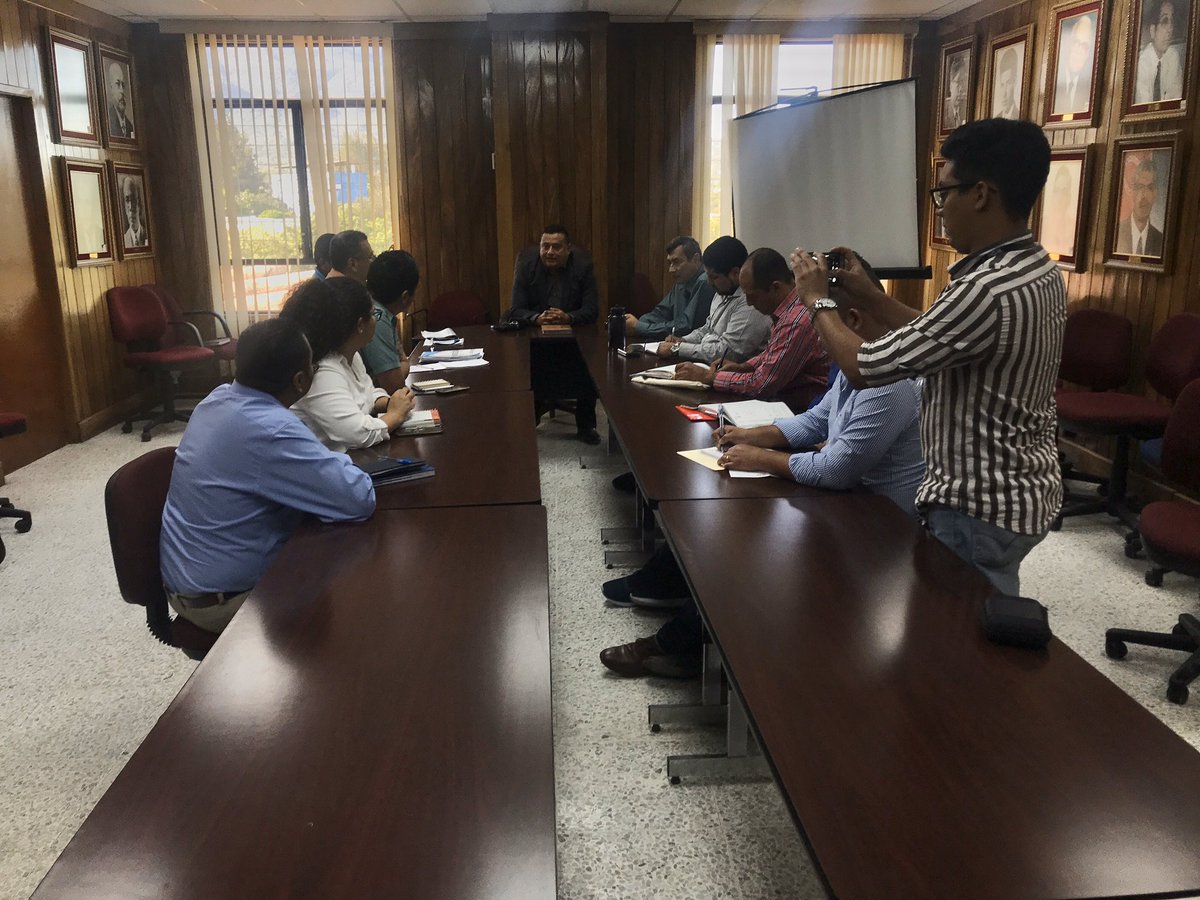 #EnDesarro 
Raúl Azcúnaga Vicerector Académico de la <a href="/UESoficial/">Universidad de El Salvador - UES</a>, se encuentra reunido con expertos de diferentes áreas para hablar acerca de la problemática del agua que sufren diferentes zonas de la capital y Santa Tecla.