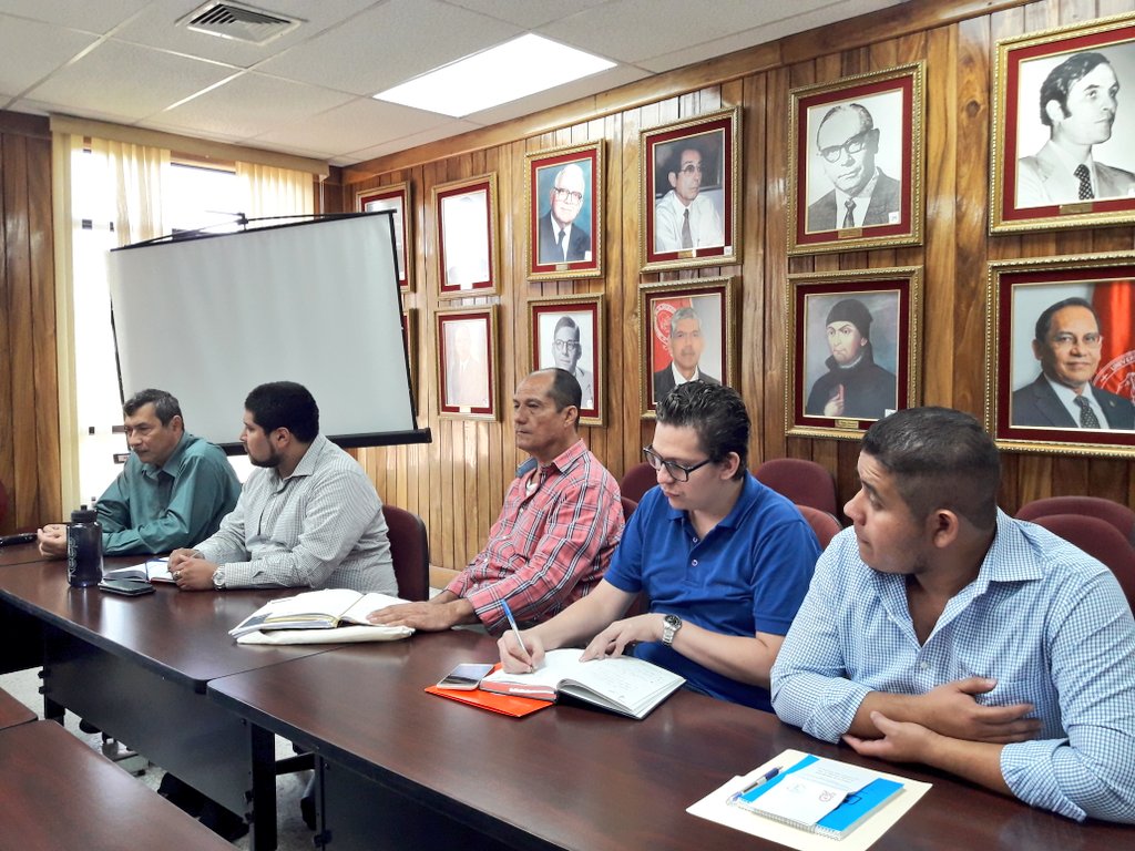 #EnDesarrollo El Vicerrector Académico de la <a href="/UESoficial/">Universidad de El Salvador - UES</a>, Phd. <a href="/RaulAzcunaga/">Raúl Azcúnaga </a>, se reúne con científicos de <a href="/LABTOX_UES/">LABTOX UES</a>, Centro de Estudios en Ciencias de la Salud (CENSALUD) para establecer estrategias de acción que den solución a la #CrisisDelAgua.