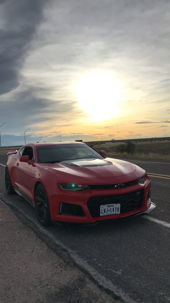 nathanoreos's tweet photo. if you haven’t noticed by now, im kinda obsessed with my car❤️ #rscamaro https://t.co/mH2WaRTuBC