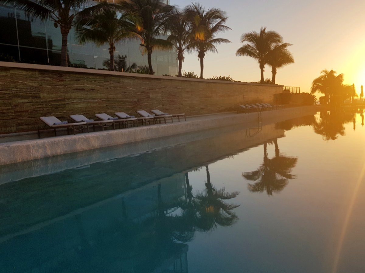 "El amanecer es el momento en el que nada respira, la hora del silencio. Todo está paralizado sólo la luz se mueve." -Leonora Carrington. 
Exquisitas mañanas le esperan en #SecretsTheVine Cancún. bit.ly/SevcuWebSp