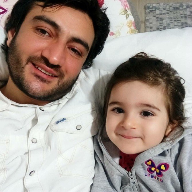 Halil Kantarcı

28 Şubat darbesinin mağdurlarından biriydi

15 Temmuz'da FETÖ'cü teröristler tarafından şehit edildi 

Küçük kızı yetim kaldı

"Hapiste bebek" duyarı kasanlar bir daha babasını göremeyecek olan bu çocuğun gözlerine baksın

Kimse FETÖ'nün sinsi oyununa da gelmesin