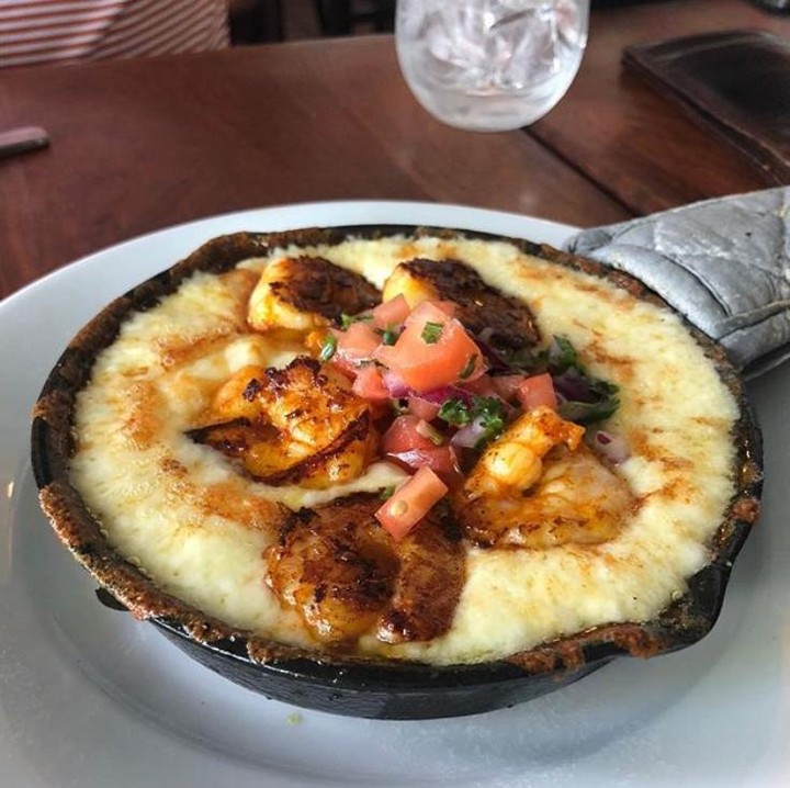 It's National Cheese Lover's Day, you know what to do.  📸: @keepaustineatin
.
#elalma #elchilegroup #rooftoppatio #patio #atx #austin #margaritas