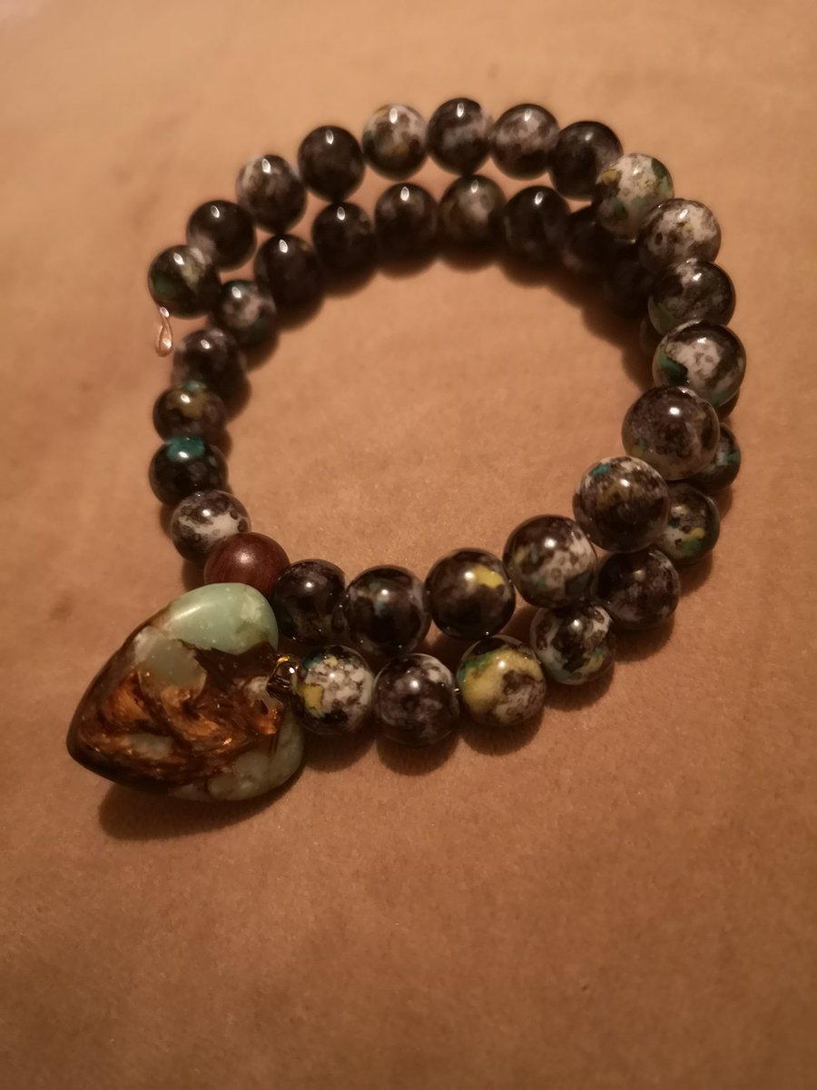 ReadsRachel's tweet photo. I made this a couple of days ago, rather pleased with it! #handmadejewellery #beads #handmadebyme https://t.co/EzBtaeuru8