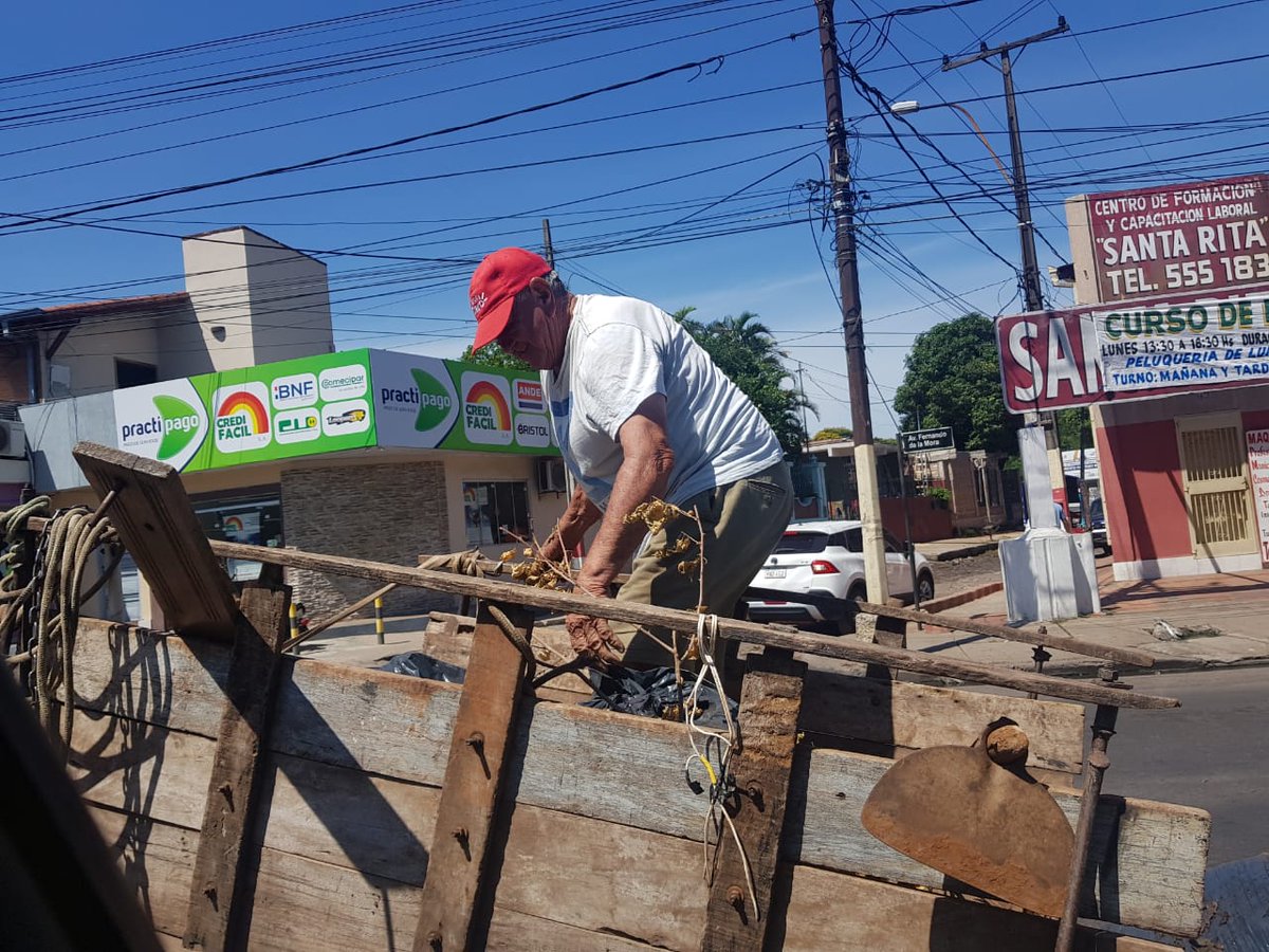 AsuDsu's tweet photo. Minutos después de que hayamos limpiado y recolectado residuos del lugar, carriteros nuevamente arrojan de forma irregular sus basuras. 

Instamos a NO recurrir a estas personas ya que sus acciones perjudican enormemente la imagen de la ciudad. 
📸 Fndo. de la Mora y  Weissller. https://t.co/2nY0VkhBSN