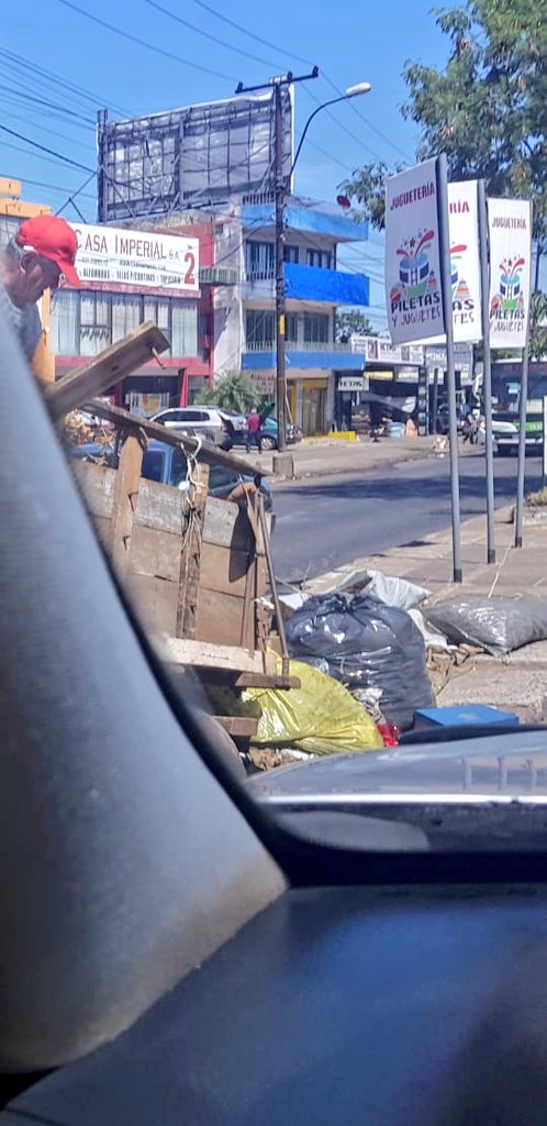 AsuDsu's tweet photo. Minutos después de que hayamos limpiado y recolectado residuos del lugar, carriteros nuevamente arrojan de forma irregular sus basuras. 

Instamos a NO recurrir a estas personas ya que sus acciones perjudican enormemente la imagen de la ciudad. 
📸 Fndo. de la Mora y  Weissller. https://t.co/2nY0VkhBSN