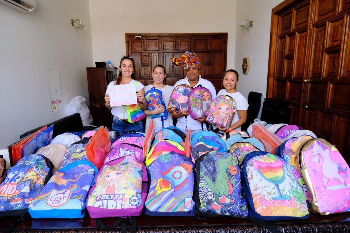 cynthiaama's tweet photo. Empezaron a llegar los Kits Escolares. 
#LaPrimeraDama
#LaPrimeraNuera
@infopresidencia @IvanDuque https://t.co/xx2e3lGEBU