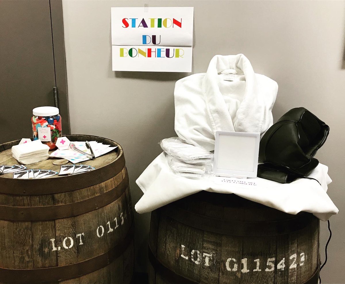 HiltonLaval's tweet photo. Les effets du #bluemonday ne se sont pas fait ressentir au #HiltonLaval, car, pour l’occasion, nous avons offert une pause santé à nos employés administratifs! 

Séance de luminothérapie, massage, billets de loterie à gratter et bonbons... il y en avait pour tous les goûts! https://t.co/UmRsa73aYn
