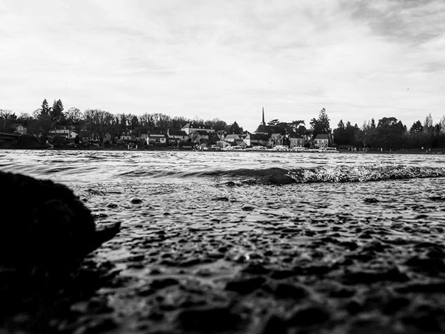 KarineSureau's tweet photo. Neuville et son clocher vus des bords de la Mayenne (c’est le cas de le dire 😅) à Grez
Souvenir d’une belle journée à #grezneuville
#igersanjou #jaimelanjou #anjou #destinationanjou #anjoubleu #valleesduhautanjou #enpaysdelaloire #maineetloire #may… https://t.co/2JriSTLOTv https://t.co/e5IZOPIAqo