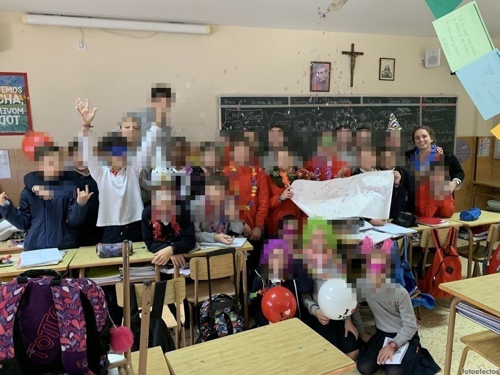 mariacabezasf's tweet photo. Ponemos fin a las #practicas3b2019 con la mejor de las sonrisas, pudiendo decir que ha sido un no parar de aprender y de disfrutar. Termino con muchos nombres nuevos en el corazón. Gracias @ColEsclavasSvq @CEUAndalucia https://t.co/l9eOQ1xwW0