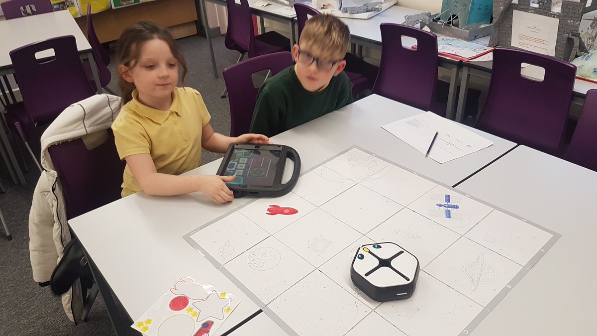 CodingKps's tweet image. What works? Teamwork works!! Monday beginner's getting the hang of the basics. @KnightsridgePr1 @codewithroot @DigitalXtraFund #happycoders #teamwork #codingisawesome @GirlsWhoCode